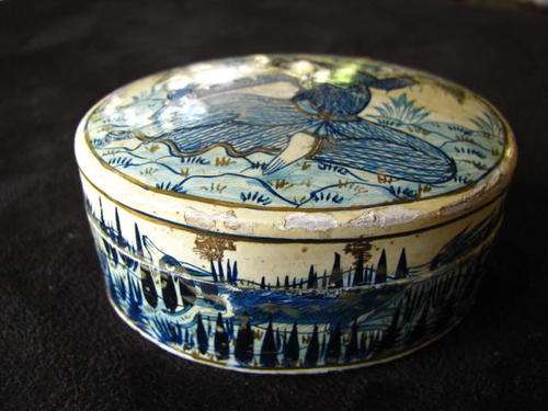 A VINTAGE ORIENTAL BLUE AND WHITE CONTAINER
