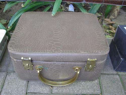 A BEAUTIFUL VINTAGE RETRO (POSSIBLY 1950'S) VANITY CASE WITH FITTED INTERIOR