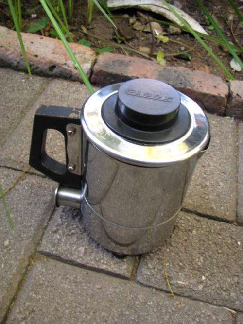 A RETRO VINTAGE KETTLE.... THE MAKE IS CLOER........ WOODEN HANDLE