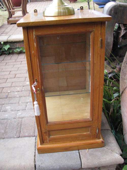 A GORGEOUS VERY OLD OREGON DISPLAY CABINET......WITH ONE DRAWER...HAS A KEY AND LOCKS...