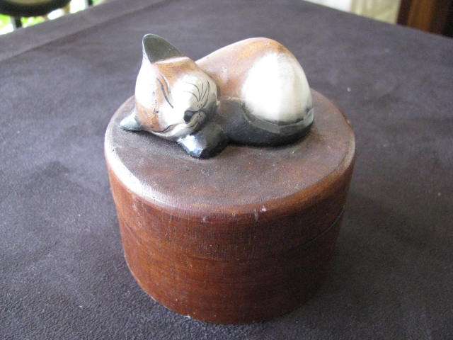 A RETRO 1970'S WOODEN BOX WITH CAT LID.......FOR ALL KITTY LOVERS  @R1 START
