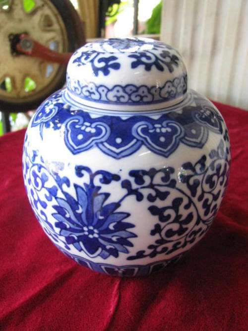 A REALLY STUNNING BLUE AND WHITE GINGER JAR WITH ORNATE FLORAL DESIGN...