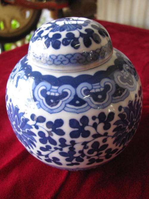 A LOVELY SMALLER BLUE AND WHITE GINGER JAR WITH ORNATE FLORAL DESIGN & LID...9CM HIGH