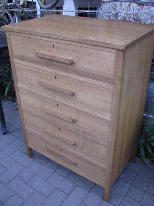 A LOVELY 5 DRAWER CHEST OF DRAWERS.......DOVETAILED..ALL DRAWERS RUN SMOOTHLY