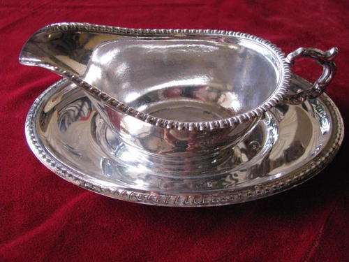 LOVELY PLATED GRAVY BOAT ON STAND .... @CRRRAAAAZZZY R1 START