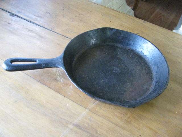 A VINTAGE CAST IRON FRYING PAN  @@@ CRAZZZY R1 START