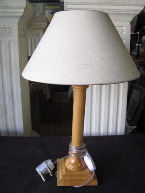 A LOVELY SOLID WOOD LAMP WITH SHADE IN EXCELLENT CONDITION @@@@CRRAAZZY R1 START..