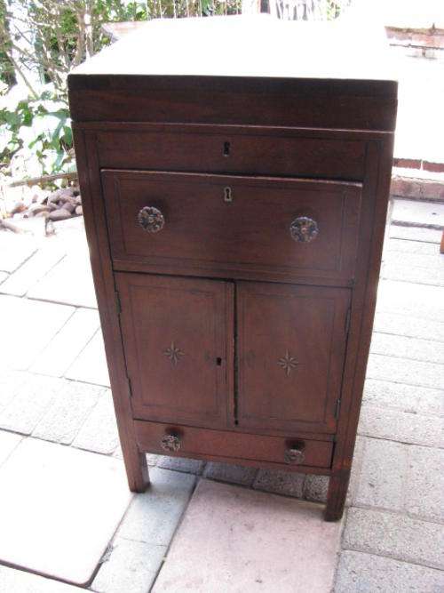 AN INLAID MAHOGANY WASHSTAND CABINET WITH FLIP TOP, 2 DOORS AND 2 DRAWERS.