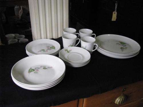 A 1950'S RETRO 20 PIECE DINNER SET ...4 PLACE SETTING MADE BY SAKI.. NEVER USED@ CRRAAZY R1 START