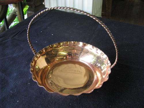 A VINTAGE COPPER BASKET WITH HANDLE.... SERVE SNACKS IN STYLE.@CRRAAZY R1 START