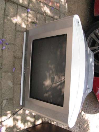 AN LG COLOUR TV....IN WORKING CONDITION !!!!! RELISTED DUE TO NON-PAYMENT