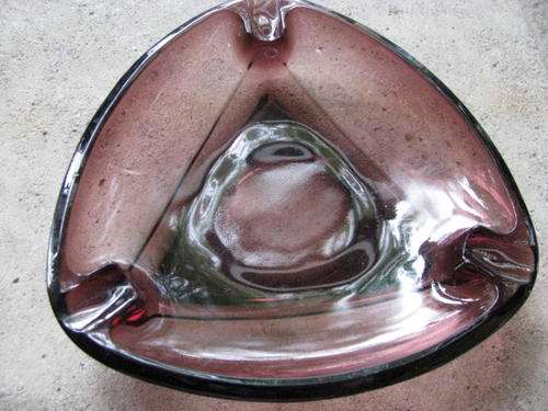 A PURPLE COLOURED GLASS ASHTRAY.APPEARS TO BE MURANO ..NICE HEAVY ITEM  @CRRRAAAZY R1 START