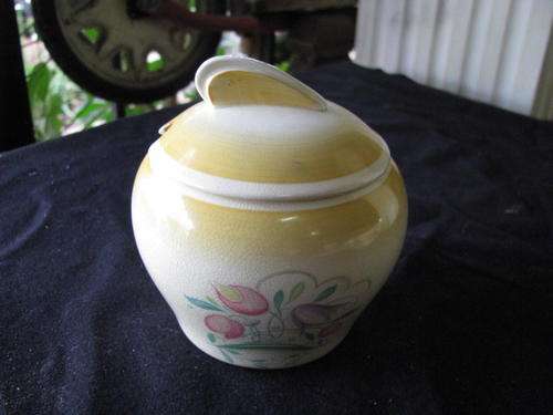 A LOVELY SUSIE COOPER SUGAR BOWL WITH LID IN TYPICAL ART DECO STYLE...GORGEOUS!!!@ CRAAZZY R1 START