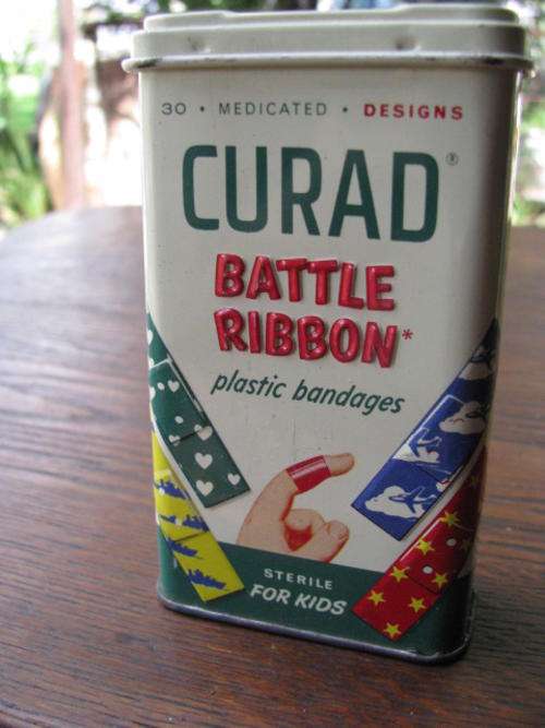 A CURAD "BATTLE RIBBON" PLASTIC BANDAGES FOR KIDS TIN @CRRAAAZY R1 START