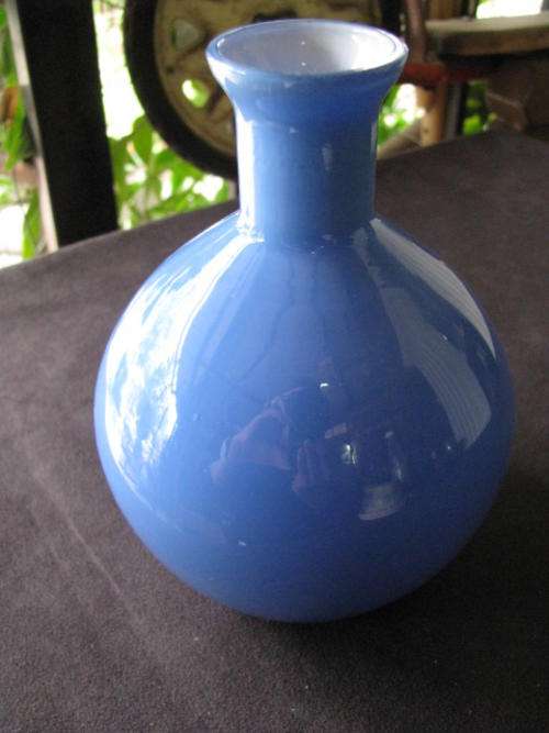 LOVEL;Y BLUE GLASS VASE WITH WHITE INTERIOR GLASS... @ CRRAAAZZY R1 START