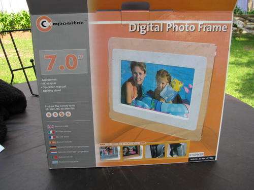 A STUNNING DIGITAL PHOTO FRAME LCD SCREEN  IN UNUSED CONDITION...... PERFECT !!!!@CRAZY R1 START