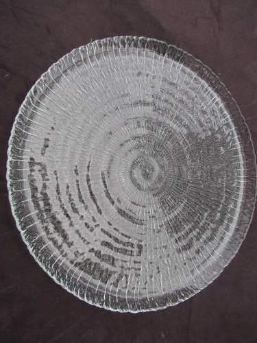 A PRETTY HIGHLY PATTERNED ROUND GLASS TRAY WITH LIFTED RIM @CRAZY R1 START