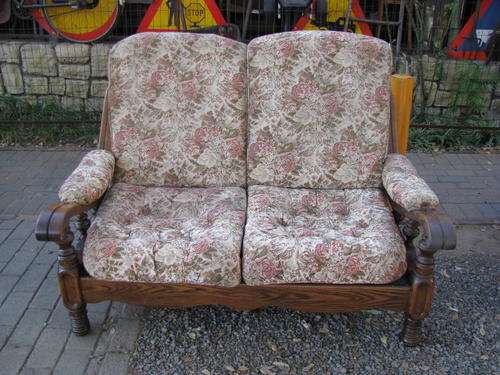 COUCH NUMBER 2.... LOVELY SOL;ID OAK RETRO 2 SEATER IN EXCELLENT CONDITION@CRAZY R1 START