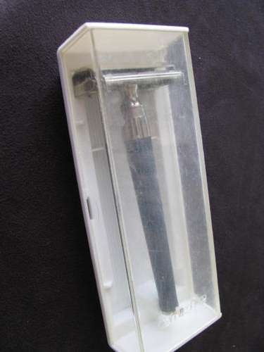 A VINTAGE GILLETTE RAZOR IN ORIGINAL BOX @@@ CRAZY LOW START