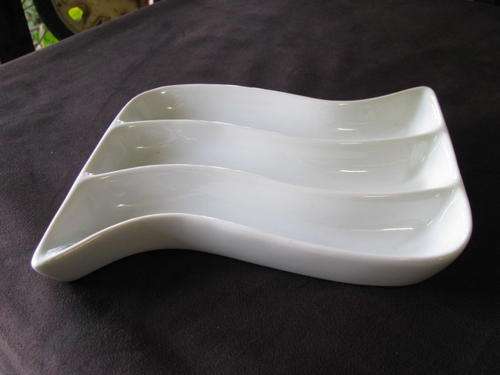 A LOVELY SNACK SERVING  DISH.... 3 SECTIONS... LOVEY UNUSUAL SHAPE @CRAZY R1 START