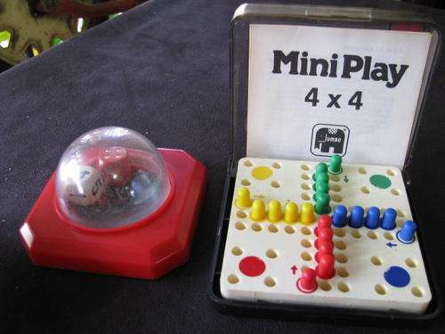 WHAT FUN !!!!  VINTAGE MINI P;AY 4X4 AND DICE ROLLER WITH DICE@ @ CRAZY R1 START