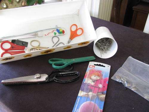 A JOBLOT OF SEWING ITEMS INCLUDING LARGE DOLL NEEDLES, BRASS BUTTONS ETC@CRAZY R1 START