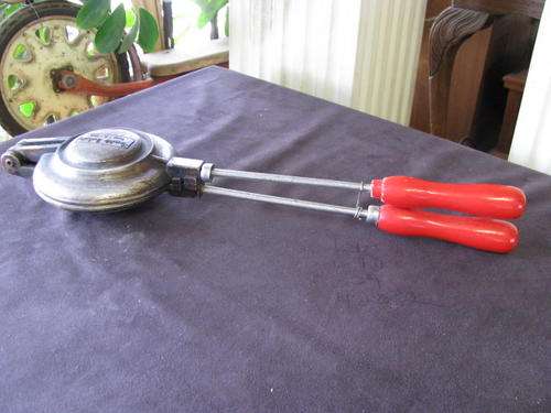 A LOVELY VINTAGE JAFFLE IRON @CRAZY R1 START