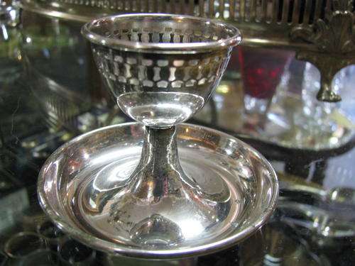 EGG CUP WITH WIDE EDGE FOR TOAST AND SALT