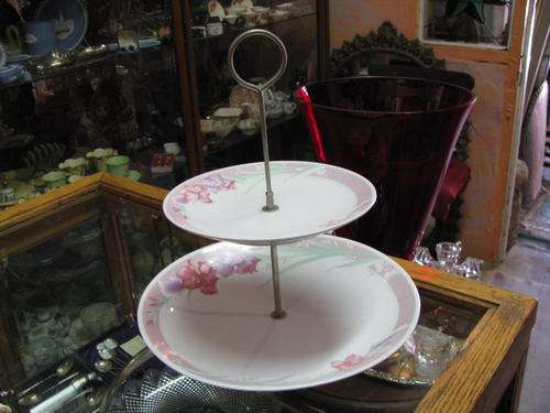 2 TIER CAKE OR BISCUIT SERVING PLATES WITH HANDLE @CRAAAAZZZY R1 START