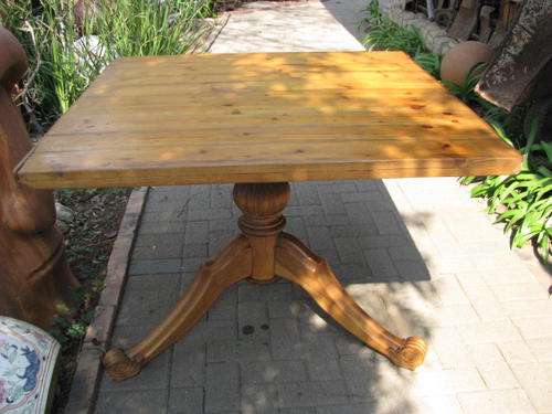 GORGEOUS TABLE ON CENTRAL COLUMN.... stunning detail to column