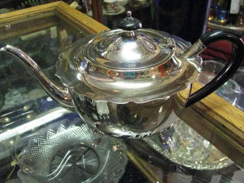 UNUSUAL YEOMAN PLATE POT BELLY TEAPOT ON PAW FEET