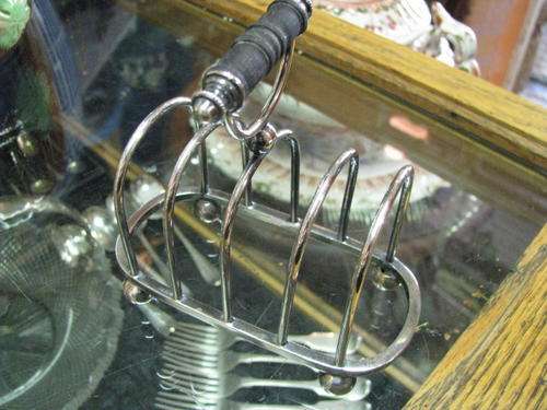 LOVELY OLD TOAST RACK ON BUN FEET (NUMBER 2 OF 2 LISTED)