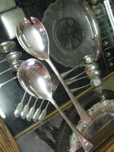 A PAIR OF YEOMAN PLATE SALAD SERVING UTENSILS