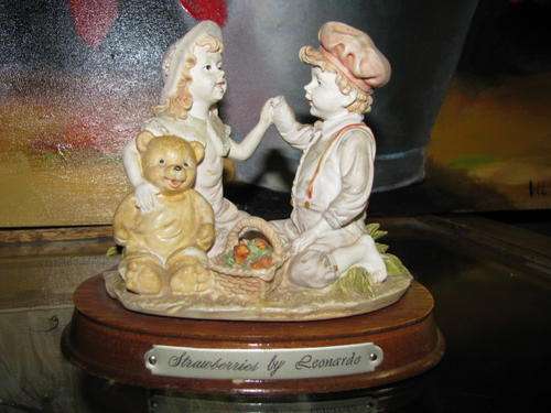%%%% A PRETTY FIGURINE "STRAWBERRIES BY LEONARDO"  %%%%