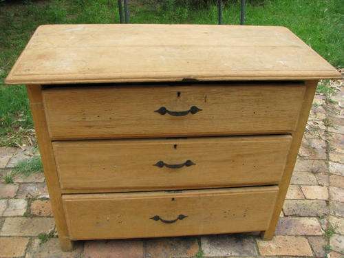 A NICE CHEST OF DRAWERS.......... NEEDS SOME TLC!!!! HAS BEEN STRIPPED...!!!