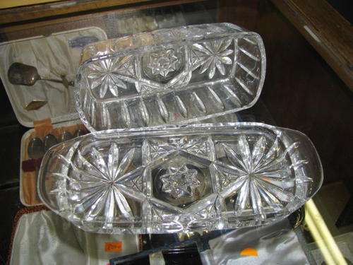 A BEAUTIFUL DETAILED CRYSTAL BUTTER DISH AND LID