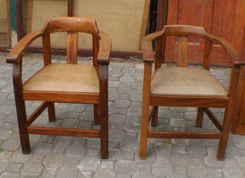 A PAIR OF HORSESHOE CHAIRS ...... BIDDING IS FOR THE PAIR