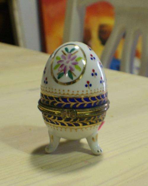GORGEOUS OLD PORCELAIN EGG HINGED AND ON FEET@@@CRAZY R1 START