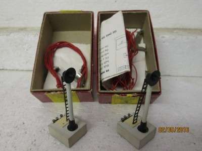 HO/OO SCALE : TRIX TWIN RAILWAY DISTANT COLOUR LIGHT SIGNAL x2 - LOT 899J