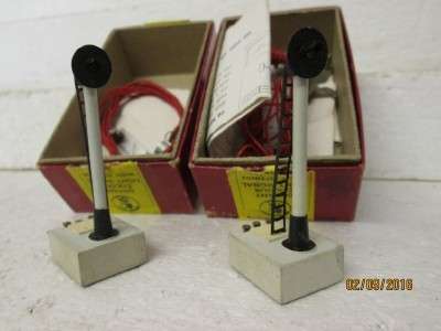 HO/OO SCALE : TRIX TWIN RAILWAY DISTANT COLOUR LIGHT SIGNAL x2 - LOT 899J