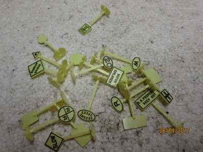HO SCALE ROAD RAILWAY TRAFFIC SIGNS x19 - LOT 238L