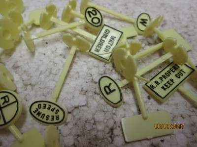 HO SCALE ROAD RAILWAY TRAFFIC SIGNS x19 - LOT 238L