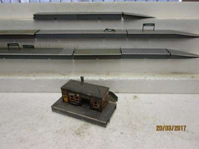 HO/OO SCALE : HORNBY PLATFORMS & TRI-ANG STATION - LOT 880L