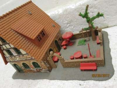 HO SCALE : VAU-PE GUEST HOUSE WITH ENTERTAINMENT AREA - LOT 913L