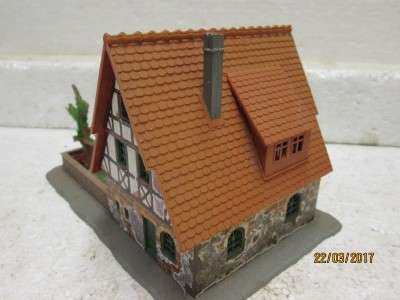 HO SCALE : VAU-PE GUEST HOUSE WITH ENTERTAINMENT AREA - LOT 913L