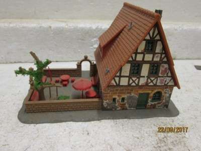 HO SCALE : VAU-PE GUEST HOUSE WITH ENTERTAINMENT AREA - LOT 913L