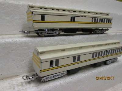OO/HO SCALE : SAR x2 COACHES (WHITE TRAIN) - LOT 81M