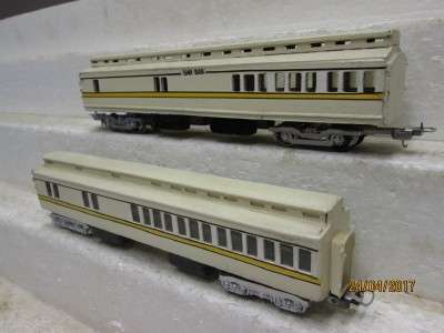 OO/HO SCALE : SAR x2 COACHES (WHITE TRAIN) - LOT 81M