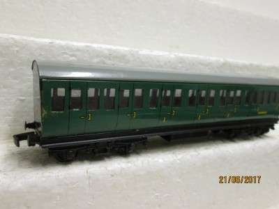 OO SCALE: HORNBY DUBLO BR GREEN PASSENGER COACH - LOT 725M