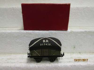 OO SCALE : TRIX 12T GOODS WAGON WITH TARP - LOT 420N